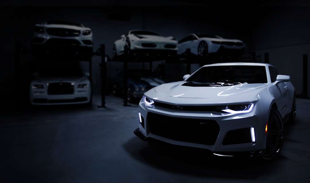 Mécanicien effectuant une révision automobile dans un garage professionnel