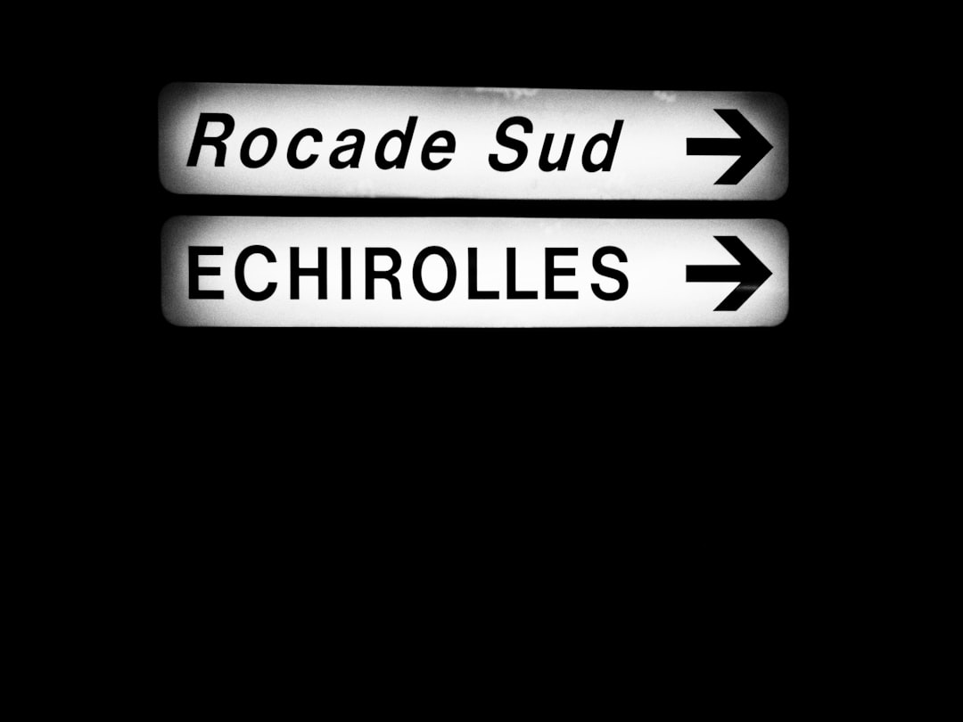 Symboles et voyants d'alerte du tableau de bord automobile signalant des problèmes